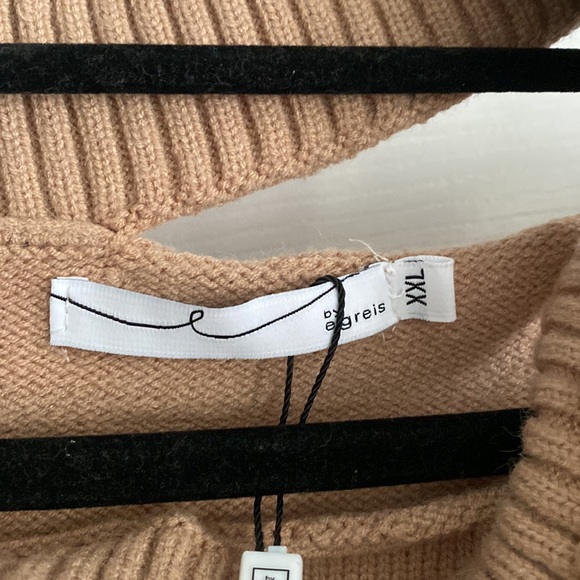 BYEGREIS | Asymmetrical Cutout Sweater - Picture 9 of 10